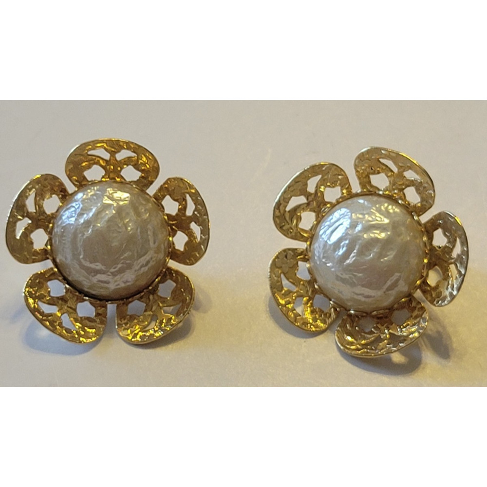 Vintage Celebrity Earrings Gold Tone Large Faux Pearl‎ Textured Clip-On Jewelry